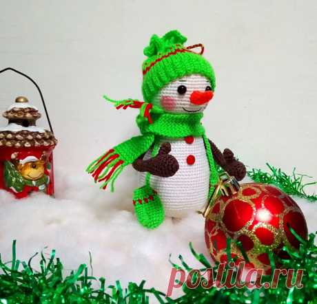 PDF Снеговик Снежок крючком. FREE crochet pattern; Аmigurumi toy patterns. Амигуруми схемы и описания на русском. Вязаные игрушки и поделки своими руками #amimore - снеговик к Новому году, новогодний снеговичок в шапочке.