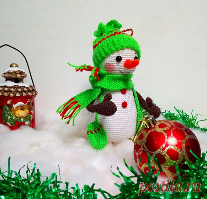 PDF Снеговик Снежок крючком. FREE crochet pattern; Аmigurumi toy patterns. Амигуруми схемы и описания на русском. Вязаные игрушки и поделки своими руками #amimore - снеговик к Новому году, новогодний снеговичок в шапочке.