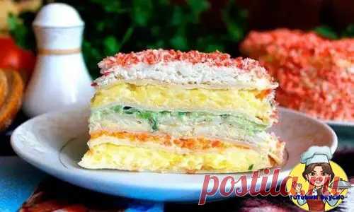 Закусочный торт из крабовых палочек с яйцами, морковью.