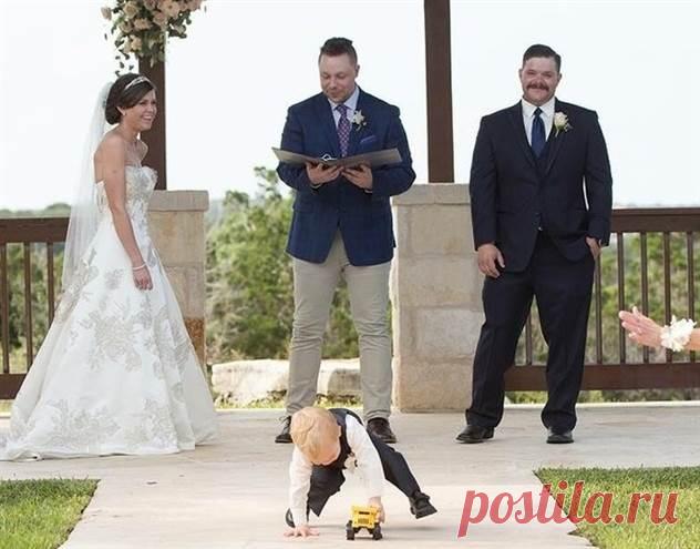 20 фотографий о том, как нелегко быть ребенком на этих ваших взрослых мероприятиях ( 16 фото + 4 гиф ) . Тут забавно !!!