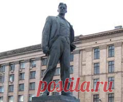28 июля в 1958 году В Москве открыт памятник поэту Владимиру Маяковскому
