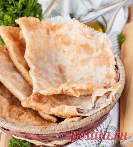 Домашние чебуреки с мясом
Хрустящие сочные чебуреки с говяжьим фаршем из бездрожжевого теста.