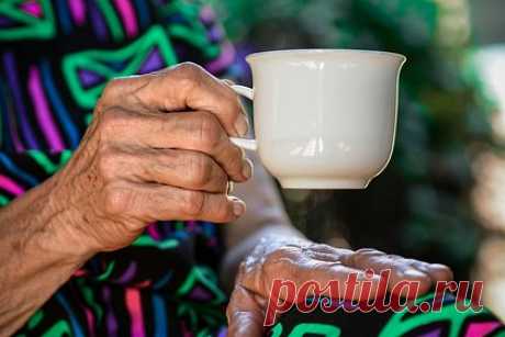 100-летняя пенсионерка назвала секретом долголетия любимую сладость. Жительница Шотландии отметила 100-летний юбилей и раскрыла секрет своего долголетия. Бетти Фэрли родилась 23 февраля 1924 года. За свою долгую жизнь она успела поработать медсестрой, а позже занималась стенографией и машинописью. В дальнейшем она трудилась в нескольких компаниях в качестве секретаря.