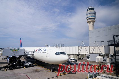 Пассажирский самолет столкнулся с другим лайнером в США во время взлета