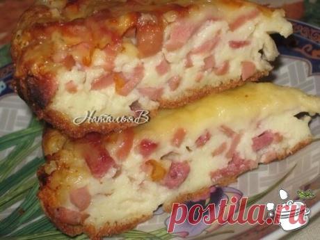 Пицца-пирог с колбасно-сырной начинкой
Яйцо - 1.5шт.
Майонез - 2ст.л.
Сметана - 2ст.л.
Мука - 5ст.л.
Соль
Колбаса(у меня двух видов - вареная и копченая) - 150г
Сыр - 100г
Яйца, сметану, майонез, муку и соль соединить и тщательно перемешать до однородной консистенции, тесто должно быть средней густоты - свободно стекать(не литься!) с ложки. Колбасу нарезать тонкой соломкой. В форму для запекания( у меня стеклянная, диаметром 16см), хорошо смазанную слив. маслом и присыпанную манкой или паниров