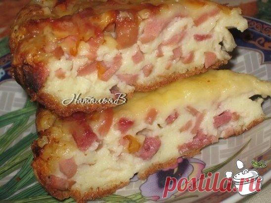 Пицца-пирог с колбасно-сырной начинкой
Яйцо - 1.5шт.
Майонез - 2ст.л.
Сметана - 2ст.л.
Мука - 5ст.л.
Соль
Колбаса(у меня двух видов - вареная и копченая) - 150г
Сыр - 100г
Яйца, сметану, майонез, муку и соль соединить и тщательно перемешать до однородной консистенции, тесто должно быть средней густоты - свободно стекать(не литься!) с ложки. Колбасу нарезать тонкой соломкой. В форму для запекания( у меня стеклянная, диаметром 16см), хорошо смазанную слив. маслом и присыпанную манкой или паниров