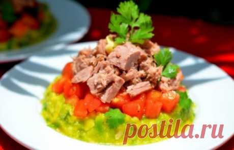 Салат с тунцом и авокадо Салатик получается очень необычным, вкусным и сытным! Авокадо и кинза придают блюду пикантный привкус. Именно кинза, а не какая-нибудь другая зелень.