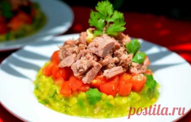 Салат с тунцом и авокадо Салатик получается очень необычным, вкусным и сытным! Авокадо и кинза придают блюду пикантный привкус. Именно кинза, а не какая-нибудь другая зелень.