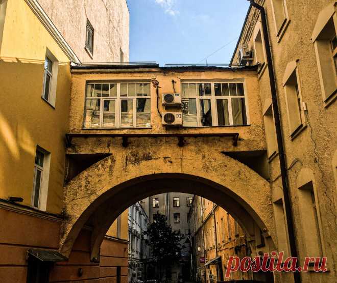 Показываю, где находится тайный московский дворик в 500 метрах от Кремля  😱🤫.
Это место я обнаружила случайно, когда гуляла по Москве.
Я даже не знала, что там есть вход в подвал.
И уж тем более, что он выходит в Кремль.
Думала, что просто какой-то проход между домами, а оказалось, что это вход в подземный ход.
Во всяком случае, так написано на табличке, которая висит при входе в этот самый подземный ход 👆.
Раньше через этот подземный ход можно было попасть из Кремля на Лубянку и Никольскую ул…