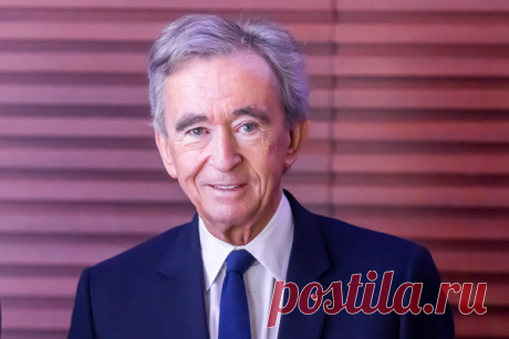 Топ-10 миллиардеров в мире по версии Forbes. Фотогалерея. Forbes опубликовал 37-й рейтинг богатейших людей планеты. Первую строчку впервые занял владелец группы LVMH Бернар Арно, которому принадлежит более 70 модных и косметических брендов, включая Louis Vuitton и Sephora. Годом ранее лидером был основатель компаний Tesla и SpaceX Илон Маск. Из первой пятерки выбыл основатель Microsoft Билл Гейтс. Кто вошел в рейтинг богатейших людей мира — в фотогалерее РБК