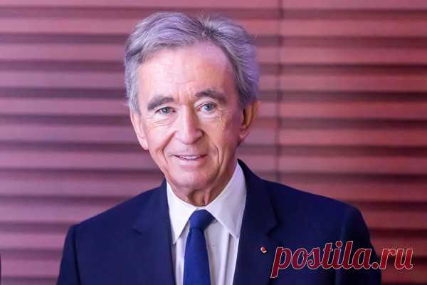 Топ-10 миллиардеров в мире по версии Forbes. Фотогалерея. Forbes опубликовал 37-й рейтинг богатейших людей планеты. Первую строчку впервые занял владелец группы LVMH Бернар Арно, которому принадлежит более 70 модных и косметических брендов, включая Louis Vuitton и Sephora. Годом ранее лидером был основатель компаний Tesla и SpaceX Илон Маск. Из первой пятерки выбыл основатель Microsoft Билл Гейтс. Кто вошел в рейтинг богатейших людей мира — в фотогалерее РБК
