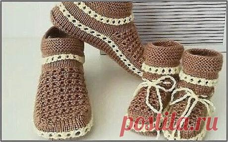 Хорошенькие тапочки спицами.
Размер 37 - 38

оц — основной цвет нити
д ц — дополнительный цвет нити
сн — снять
зр — нить за работой
пр — нить перед работой
кр — кромочная петля

Набрать 55 петель.

оц. 1-4 ряд резинка 1/1
оц. 2 ряда лицевыми
д ц. 1-2 ряд — лицевые
оц. 3 ряд — кр, 1 сн (зр), 1 лиц
оц. 4 ряд — кр, 1 сн (пр), 1 лиц
д ц. 5-6 ряд — лицевые
оц. 7-8 ряд — лицевые
д ц. 9 ряд — кр, 1 сн (зр), 1 лиц
д ц. 10 ряд — кр, 1 сн (пр), 1 лиц
оц. 11-12 ряд — лицевые
д ц. 13-...