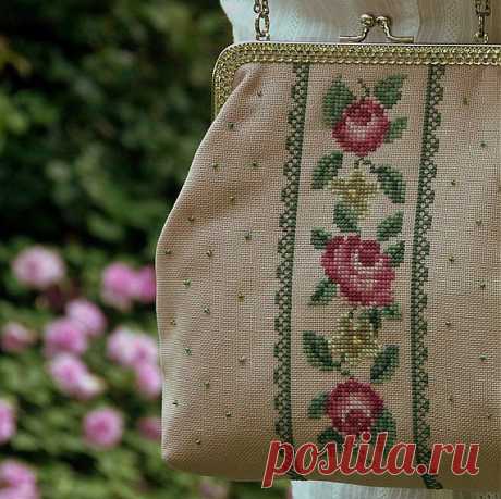 Embroidered handbag with pink roses