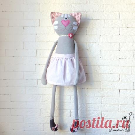 Кошечка в полосатой юбочке