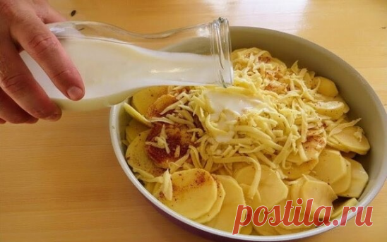 Заливаем картошку кефиром и ставим в духовку...