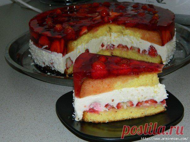 Клубничный торт с творожной прослойкой без выпечки.