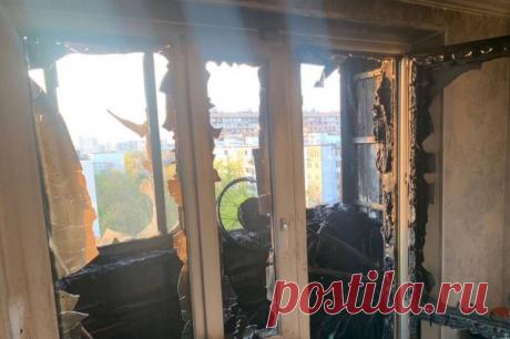 Электровелосипед загорелся на балконе квартиры в Москве. Спасатели эвакуировали по маршевой лестнице троих человек.