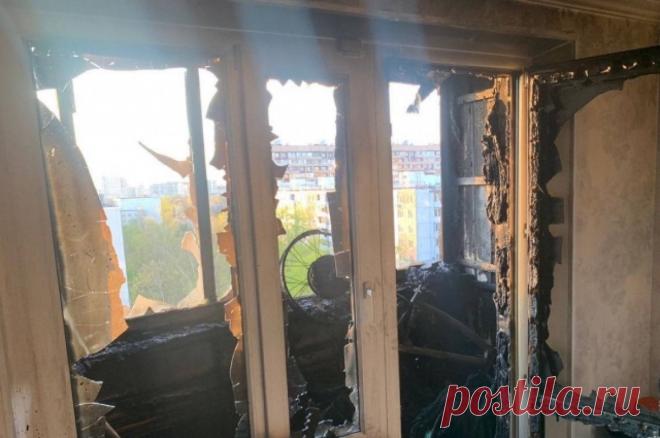 Электровелосипед загорелся на балконе квартиры в Москве. Спасатели эвакуировали по маршевой лестнице троих человек.