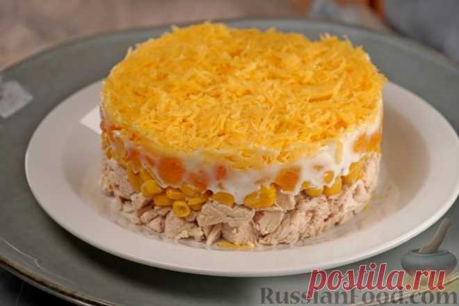 Рецепт: Слоёный салат с курицей, кукурузой, сыром и курагой на RussianFood.com