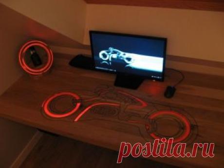 Стол со светодиодной информативной подсветкой + бинарные часы В этой статье мастер-самодельщик покажет нам, как сделать на крышке стола красивый рисунок со светодиодной подсветкой. Причем подсветка еще выполняет информативную роль и меняет цвет в зависимости от работы вашего телефона. Настроить можно по разному, но у мастера нормальный режим работы горит