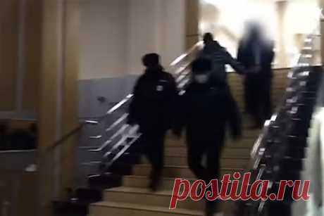 Задержание руководства шахты «Листвяжная» попало на видео. Момент задержания руководства шахты «Листвяжная» попал на видео. Кадры на своем YouTube-канале разместил Следственный комитет России. На видео видно, как сотрудники полиции выводят из здания нескольких людей в наручниках. Их лица скрыты. По информации из открытых источников, директором шахты является Сергей Махраков.