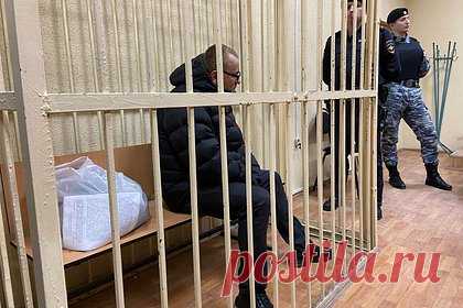 Отца устроившей стрельбу в Брянске школьницы арестовали на два месяца. Отец школьницы, устроившей стрельбу в брянской гимназии, заключен под стражу на два месяца. Мужчина будет находиться в СИЗО до 7 февраля, соответствующее решение принял Советский районный суд Брянска. Дмитрия Афанаскина обвиняют в ненадлежащем хранении огнестрельного оружия, а также в доведении до самоубийства.