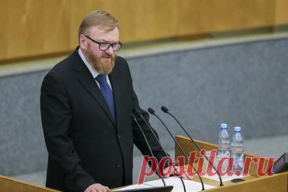 В Госдуме предложили обратиться в международный арбитраж из-за травли россиян. Депутат Госдумы Виталий Милонов предложил обратиться в международный арбитраж по вопросу травли россиян за рубежом на фоне спецоперации России на Украине. Обращение направлено главе Минцифры Максуту Шадаеву. Депутат указал на то, что участились случаи проявления русофобии и шовинизма по отношению к россиянам.