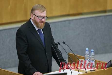 В России предложили разрешить студентам сдавать дипломы в электронном виде. Депутат Госдумы Виталий Милонов предложил разрешить студентам вузов и других учебных заведений сдавать дипломные работы в электронном виде на цифровых носителях в текущем году, а случае успеха эксперимента внедрить такую практику на постоянной основе. Обращение направлено главе Минобрнауки Валерию Фалькову.
