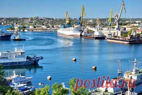 В Совфеде отреагировали на слова Зеленского о возвращении Крыма. Позиция президента Украины Владимира Зеленского по Крыму является добровольной демонстрацией собственных слабостей. Ему не достанется «ни пяди крымской земли», отреагировала сенатор Совета Федерации Ольга Ковитиди. По словам парламентария, в Крыму уже определились со своим выбором.
