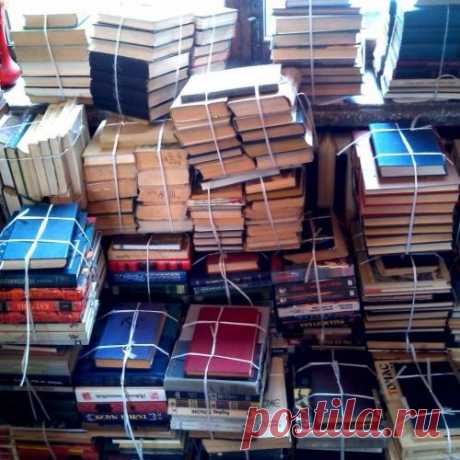 10 полок и держателей для книг в домашней библиотеке
