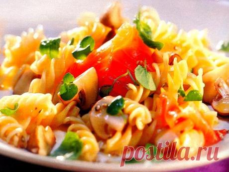 Рецепт макаронного салата. Захватите этот салат с собой к праздничному столу в гости, чтобы у вас было что-то вегетарианское для угощения. Это блюдо сытное, узнаваемое и вкусное, и никто не заметит, что масла в нем нет. Кроме того, его любят дети.