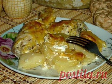 Картошка с куриными ножками в духовке.

Этот отличный рецепт особенно понравится любителям вкусной картошки с мясом. Картошечка получается очень аппетитной, румяной, а куриные ножки - сочными и мягкими. Прекрасное блюдо для семейного обеда или ужина. Просто и очень вкусно!

Для приготовления картошки с куриными ножками в духовке понадобится:
6 куриных ножек;
1 кг картофеля;
250 г сметаны;
соль, сухие травы, перец - по вкусу;
2 зубчика чеснока;
300 г сыра.

Куриные ножки со...