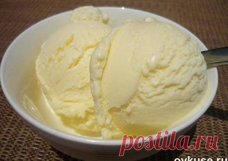 Домашнее мороженое, вкус советского пломбира.

Ингредиенты:
– 2 стакана сахара 
– 1 литр молока
– 100 гр сливочного масла
– 1 ч. ложка крахмала 
– 5 яичных желтков

Приготовление:
1. Сливочное масло опускаем в подогретое молоко и доводим его до кипения. 
2. В другой емкости соединяем сахар, крахмал и желтки, перемешиваем и растираем все до однородной массы. После чего добавляем сюда немного молока, в результате должна получиться масса по консистенции как жидкая сметана.
3....