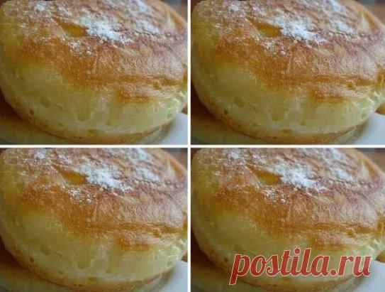 Рецепт-бомба! 
Оладушки получаются действительно очень пышные и воздушные) 
1. 0,5 банка кефира (можно любой-1%, жирный, а лучше вообще перестоявший) 
2. Кефир нагреть, чтобы горячий был - это главное. 
3. Добавить щепотку соли + 2-3 ст.л. сахара (без верха) +1 яйцо и перемешать хорошо.
4. Потом добавить до 3 стаканов муки и венчиком хорошо вымесить, чтобы консистенция была, как густая сметана. 
5. И 1 ч.л. соды без верха (по чуть-чуть всыпать) и хорошо перемешать венчиком. 
6. Печь на разогрет