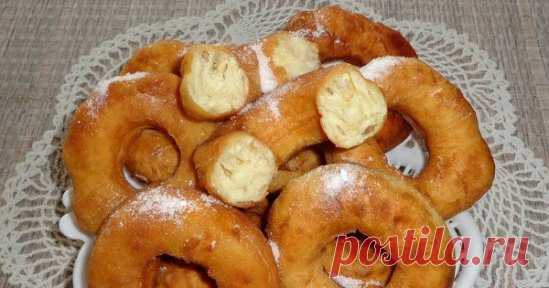 Пончики из советского детства. Пышные, ароматные, воздушные и аппетитные.
Пончик считается одним из самых популярных кондитерских изделий в мире. Пышные дрожжевые пончики любят есть люди всех возрастов, невзирая на высокую калорийность продукта и большое содержание жиров. Ведь что может быть вкуснее аппетитного пончика с чашечкой кофе?
До июня еще далеко, но если тебе захотелось пончиков — этот рецепт для тебя. Конечно, это блюдо никак не назовешь диетическим, но иногда себя побаловать можно.