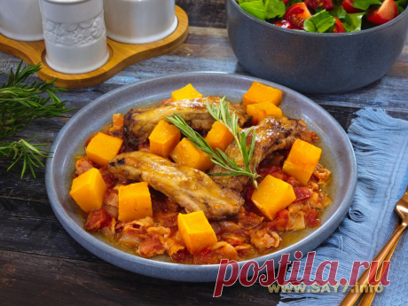 Ребрышки, запеченные с тыквой. Очень вкусное сытное блюдо. Тыква отличное дополнение к ребрышкам. Бекон придает аромат и сочность. Я использовала свиные ребрышки, говяжьи или бараньи тоже подойдут. Советую тыкву не заменять, но если вы ее не любите, можно использовать кабачок или цуккини.