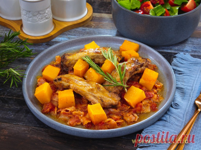 Ребрышки, запеченные с тыквой. Очень вкусное сытное блюдо. Тыква отличное дополнение к ребрышкам. Бекон придает аромат и сочность. Я использовала свиные ребрышки, говяжьи или бараньи тоже подойдут. Советую тыкву не заменять, но если вы ее не любите, можно использовать кабачок или цуккини.