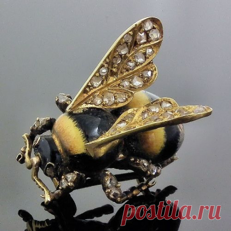 Не знаю, как вы, а я боюсь и люблю насекомых одновременно. В руки бы я жука не взяла никогда: знаю, что не укусит, а — вдруг? Зато я просто обожаю жуков, бабочек, муравьишек, божьих коровок и прочих стрекозочек в украшениях! Брошь. Золото, демонтоиды, бриллианты, жемчуг, опал. 1879 г Насекомые встречались в украшениях во все времена, но настоящая мода на них началась в начале XIX века в связи с развитием естественных наук.