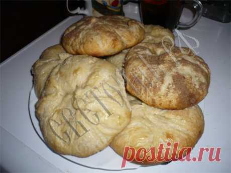 Булки и плюшки с сахаром из теста на закваске.