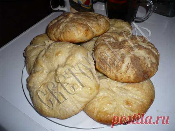 Булки и плюшки с сахаром из теста на закваске.