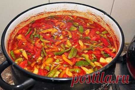 Семь рецептов САМОГО вкусного лечо, копилка проверенных рецептов! 
1 Лечо из болгарского перца 
2 Лечо «Семейное» 
3 Лечо с морковью 
4 Лечо на зиму из перца и фасоли 
5 Лечо "Вкусное" 
6 Лечо из огурцов 
7 Лечо из баклажанов 
Этот салат - одна из самых популярных разновидностей домашней консервации: практически у каждой хозяйки в «загашнике» найдется парочка рецептов вкусного 
Рецепты вкусного лечо лечо. Аппетитный салатик со сладким перцем и морковью, или с луком и огурцами, также, как и овощн