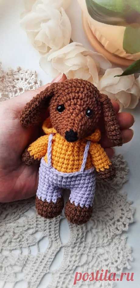 PDF Крошка Такс крючком. FREE crochet pattern; Аmigurumi animal patterns. Амигуруми схемы и описания на русском. Вязаные игрушки и поделки своими руками #amimore - такса, собака, пёс, маленькая собачка, щенок, пёсик.