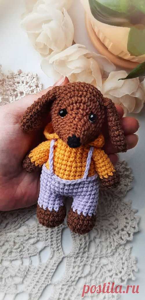 PDF Крошка Такс крючком. FREE crochet pattern; Аmigurumi animal patterns. Амигуруми схемы и описания на русском. Вязаные игрушки и поделки своими руками #amimore - такса, собака, пёс, маленькая собачка, щенок, пёсик.