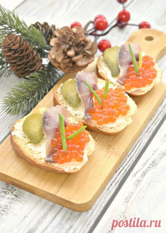 Бутерброды с икрой, сельдью и огурцом