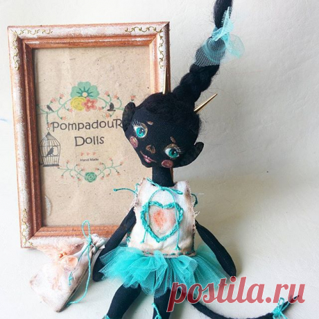 Нашла свою хозяйку 😊👍Маленькая чертовщинка только учится колдовать, но уже может выбивать золотыми копытцами монетки которые складывает в свой драгоценный мешочек и преумножает богатство и удачу ❤❤❤ А ростом девчушка 18 см , умеет стоять и сидеть, и так полюбила это платьюшко что не хочет его снимать 😃

__________________________________
#арт#кукларучнойработы #toy #текстильнаякукла #игрушкаручнойработы #art#artdoll #doll #dollmaker #fashion #чертёнок #чертенок #arttoy ...