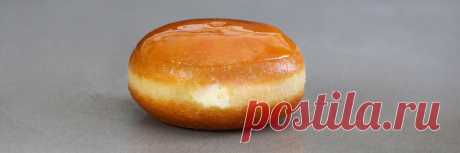 Donuts rellenos de Crema de Vainilla y Caramelo crujiente - Bavette Vamos a elaborar en casa, unos Donuts rellenos, o berlinas. Rellenos de Crema de vainilla, y cubiertos de un fino caramelo crujiente.