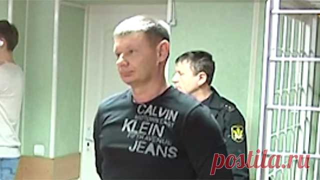 Чей забор выше? Бизнесмен, бросивший вызов роскошным домам власть имущих, отправится в тюрьму Предпринимателя заставляли снести собственный гараж, который находился в природоохранной зоне - на берегу живописного озера. Мужчина был согласен, но по соседству с его боксом были еще роскошные дома местного главы и прокурора.