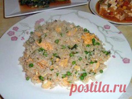 Класичний китайський смажений рис з яйцем