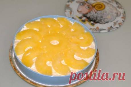 Слоеный салат с курицей и ананасами