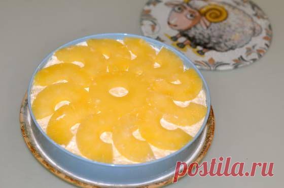 Слоеный салат с курицей и ананасами